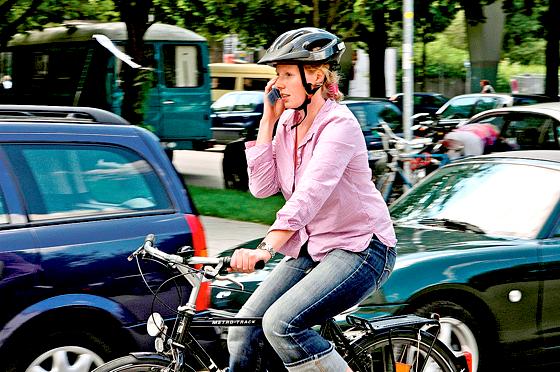 Telefonieren auf dem Fahrrad ist wie im Auto ohne Freisprecheinrichtung tabu.	Foto: ADAC/Mathis Beutel