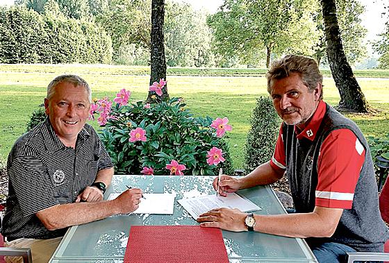 GCE Präsident Herbert Schneider (rechts) und GCSE Präsident Helmut Hampel (links) unterscheiben die Kooperations- vereinbarung. 	Foto: Verein