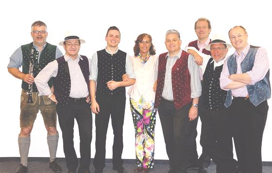 Samstagsblatt-Leserin Angelika Heinze durfte die CubaBoarischen persönlich vor dem Konzert in Sauerlach treffen.