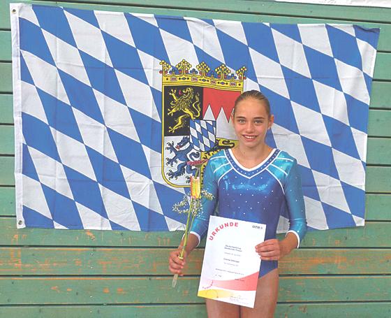 Chantal Altkrüger vom TSV Unterhaching glücklich mit Pokal und Urkunde.	Foto: privat