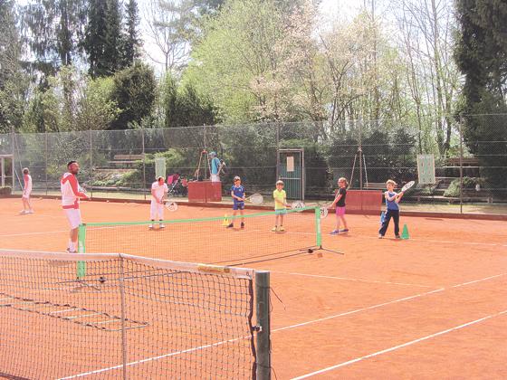 Der Tennisnachwuchs zwischen 6 und 14 Jahren in »Aktion« auf dem Platz.	Foto: VA