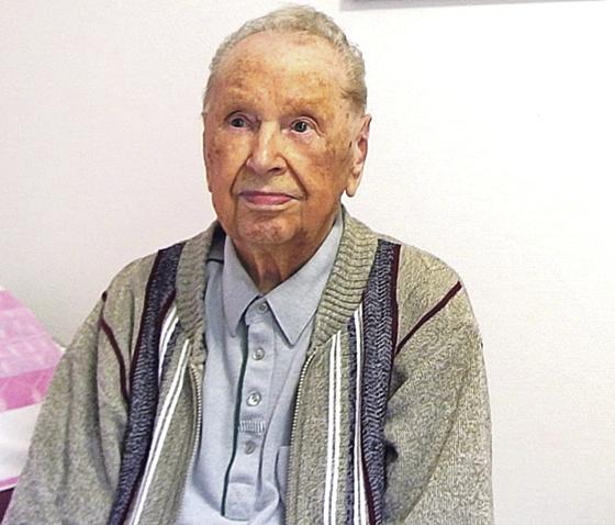 Josef Kreuzpaintner in seinem Zimmer vor einem Selbstbildnis und einem von ihm gemalten Porträt seiner Frau an seinem 103. Geburtstag.	Foto: VA