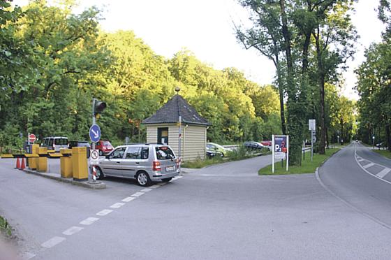 Der Parkplatz an der Siebenbrunner Straße könnte künftig zum Parkhaus umstruktiert werden. 	F.:  HH
