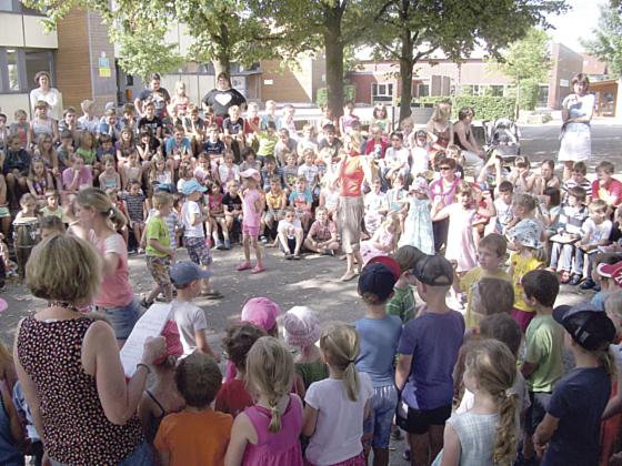 Gleich 300 Schüler und Kinderkartenkinder sangen und tanzten in Eglharting.	Foto: privat