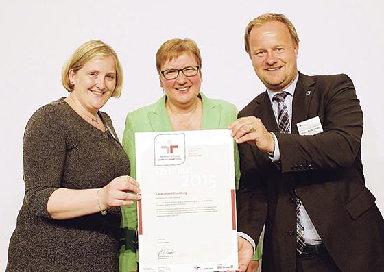 Stefanie Geisler, Iris Gleicke und Robert Niedergesäß (v. r.) mit dem Zertifikat. 	Foto: LRA