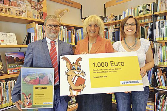 Gabriele Müller (Mitte) und Désirée Bitzer bekamen von Robert Dallmayr den 1000-Euro-Scheck überreicht.	Foto: Gemeinde Haar