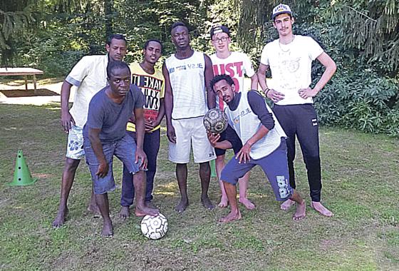 FSJler Jonas Fussek (2. von rechts) und Denis Vrbic (1. von rechts) zusammen mit einigen Flüchtlingen beim Fußballspielen.	Foto: privat