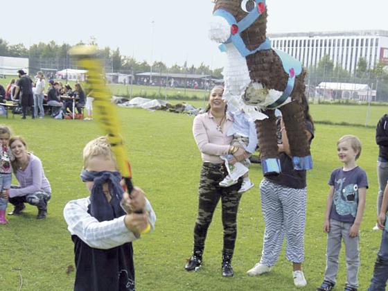 Während die Großen Baseball spielen, versuchen die kleinen Gäste dem Piñata-Esel die Bonbons zu entlocken. 	Foto: Verein