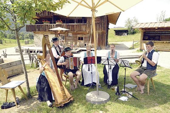 Am 18. und 19. Juli wird das altbayerische Museumsdorf am Schliersee zur Bühne für Sänger und Musikanten.	Foto: VA