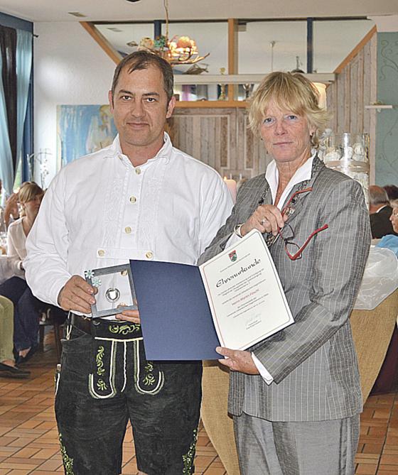 Martin Pöschl wurde für seinen Einsatz im Bereich Karate bei der SpVgg von Bürgermeisterin Urusla Mayer geehrt. 	Foto: VA