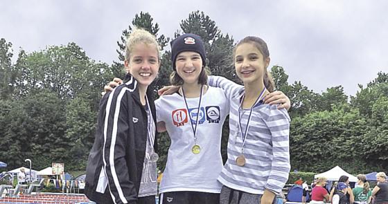 Drei Podiumsplätze für Riemerling: Laura Greßer, Helena Sedlar und Merjem Cesko bei der Siegerehrung von 100 m Freistil, Jahrgang 2002.	Foto: VA