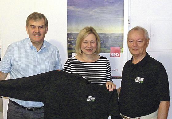 KVW-Vorstand Otto Hartl (re.) übergab ein Poloshirt mit dem Verkehrswacht-Logo an MdL Doris Rauscher (SPD) und MdB Ewald Schuler (SPD).	Foto: KVW
