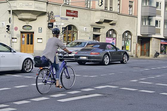Ein Stück Radstreifen gibt es bereits entlang der Rosenheimerstraße, aber ab  der Kreuzung Rosenheimer- und Orleansstraße müssen sich die Radler in den Autoverkehr einfädeln. Damit soll nun Schluss sein. Ende des Monats beschließt der Stadtrat die k