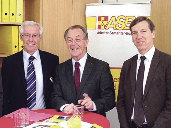 Christian Boenisch, Franz Müntefering und Dr. Christian Wolf, Vorsitzender ASB München (von links).	Foto: ASB München/Abou El Ela
