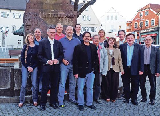 Der Vorstand des Verschönerungsvereins auf dem Ebersberger Marienplatz.	Foto: Verein