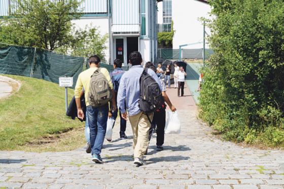 Die ersten Asylbewerber sind in der Berufschulturnhalle in Miesbach angekommen. Foto: VA