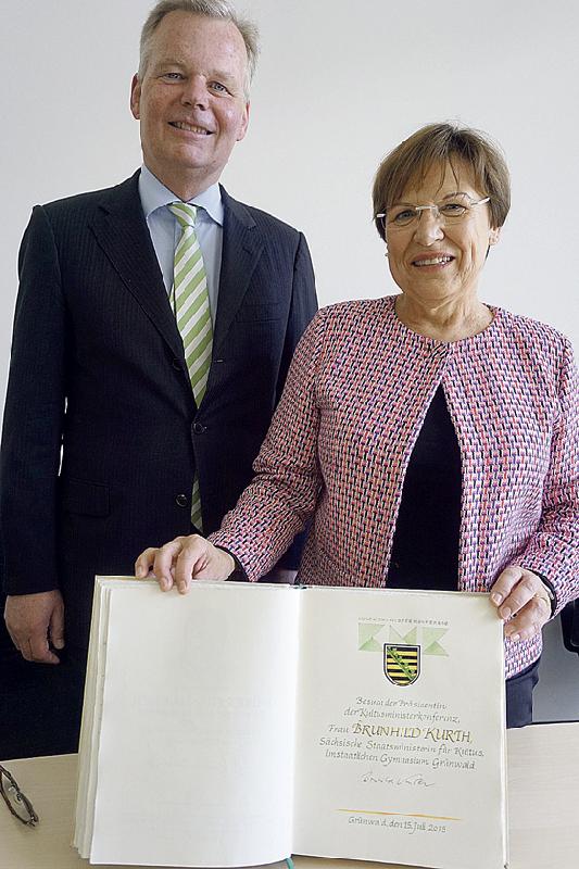 Bürgermeister Jan Neusiedl und Staatsministerin Brunhild Kurth beim Eintrag ins Goldene Buch. 	F: VA