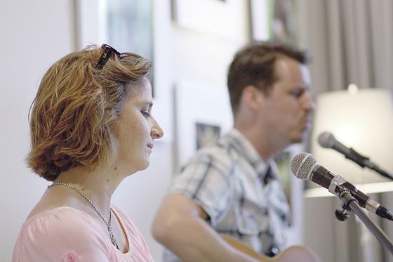 Susanne Ospelkaus und Christiaan Dekker luden zur musikalischen Lesung »Dennoch« ein.	Foto: privat