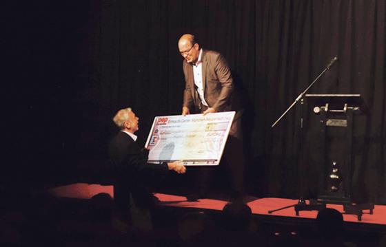 Axel Haug überreicht Dr. Ulrich Knauer einen Spendenscheck im Wert von 2000 Euro. 	Fs.: Yvonne Simianer