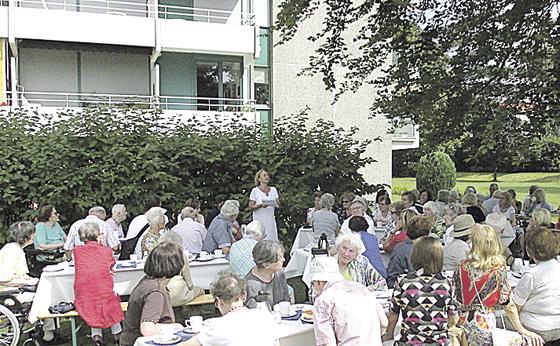 Das Fest des Vereins WiAC fand draußen im Schatten statt. Es kamen rund hundert Gäste. 	Foto: VA