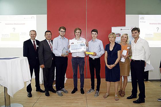 Schüler des Maria-Theresia-Gymnasiums bekommen Glückwünsche für ihre Kreativität.	Foto: VA