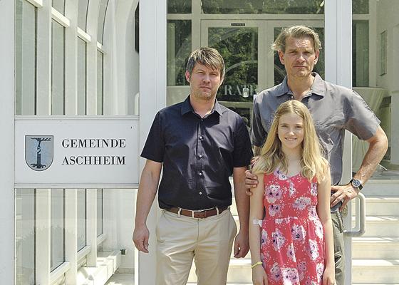 Auch Aschheims Bürgermeister Thomas Glashauser und Schauspieler Götz Otto unterstützen die Typisierungsaktion für die zwölfjährige Rinah.	Foto: DKMS