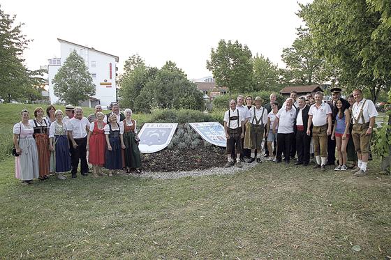Die offizielle Übergabe des Vaterstettener Wappenhügels mit Gästen aus Allauch (links) und Trogir (rechts). 	 Foto: Darko Kranjcevi