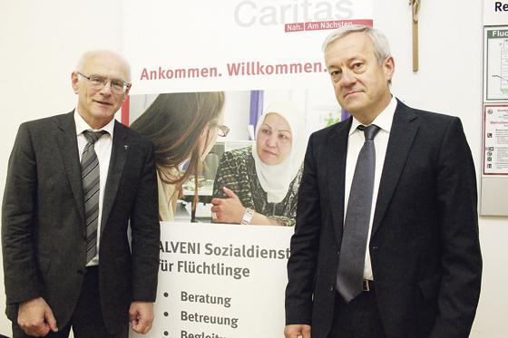 Hans Lindenberger (li.) und Klaus Weißbach (Caritas) befürworten die Willkommenskultur für Asylbewerber.	cr