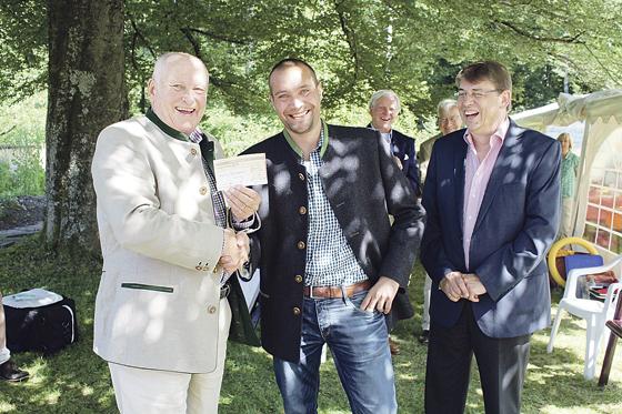 Bei der Spendenübergabe (v. l.): Hubertus Lindner, Jochen Specht (Reversy), Walter Hainzlmaier (Pfennigparade). 	Foto: Privat
