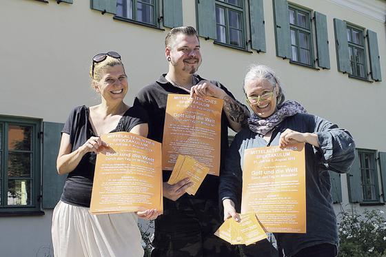 Haben das Mittelalterliche Spektakulum organisiert (von links): Julia Schönfeld-Knor, Robert Liestmann und Rose Bihler Shah.	Foto: ch