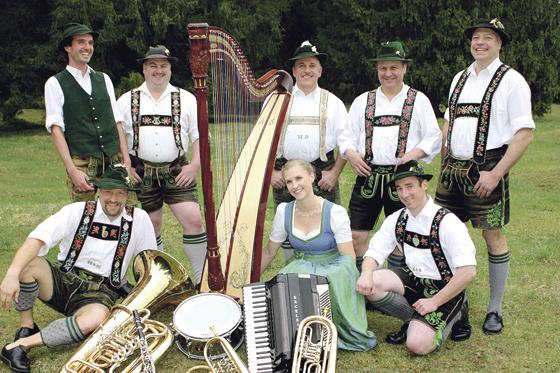 Die Gruppe  »Stoabachklang« begeistert am 8. August beim Volksmusikabend im Anzinger Forsthof. 	Foto: VA