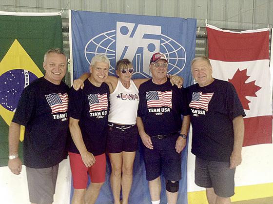 Chris Coonradt vom EC Parksee Unterhaching (mit Mütze) ist Mitglied der Nationalmannschaft der USA und bei Wettkämpfen aktiv. 	Foto: VA