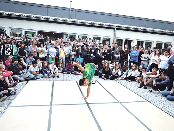 Gebannt sahen die Schülerinnen und Schüler Benedikt Mordstein bei seiner Breakdance-Vorstellung zu.	Foto: Schule