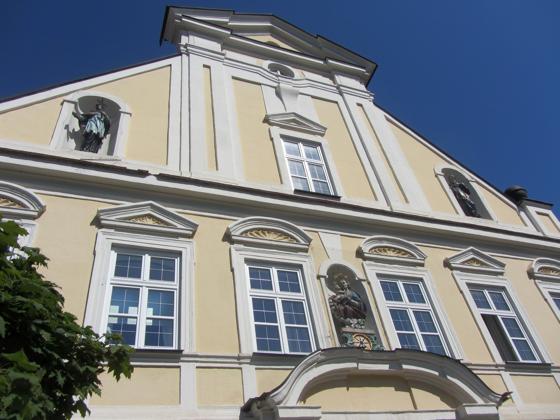 Die Fassade des Palais mit den drei Heiligenfiguren. Die Stadt Erding ist jetzt EIgentümer des Palais.	Foto: Stadt Erding.