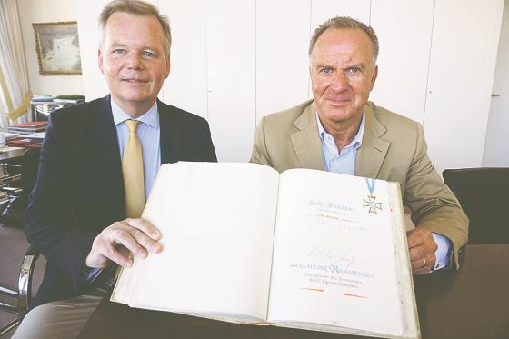 Bürgermeister Jan Neusiedl freute sich, dass sich Karl-Heinz Rummenigge ins Goldene Buch der Gemeinde eintrug. 	Foto: Gemeinde Grünwald