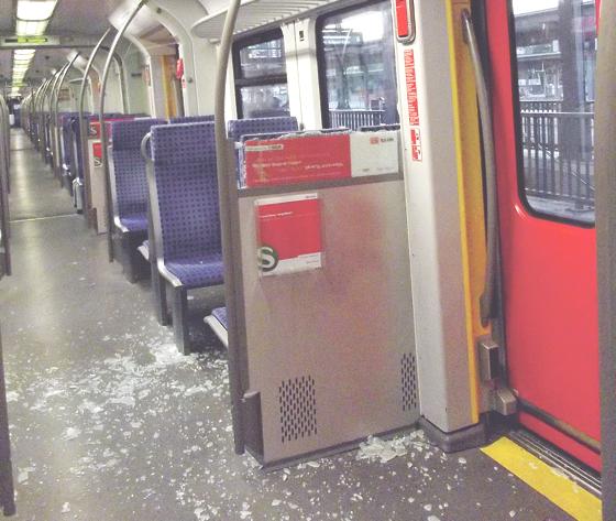 In den frühen Morgenstunden des 8. August schlug ein Mann die Trennscheibe der S-Bahn ein.	 	Foto: Bundespolizei