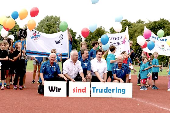 Der TSV-Vorstand freut sich über ein gelunges Jubiläums-Sportfest: Andreas Marklstorfer, Herbert Rein, Andreas Brachem, Alexander Kaiser und Dirk Richter (von links nach rechts).	Foto: privat