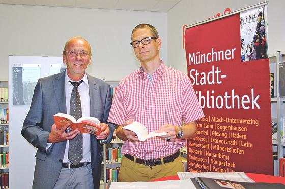 Georg Küppers und Arne Ackermann in der neu eröffneten Stadtteilbibliothek  ab sofort ist die Bücherei für alle Münchner Leseratten geöffnet.	Foto: js