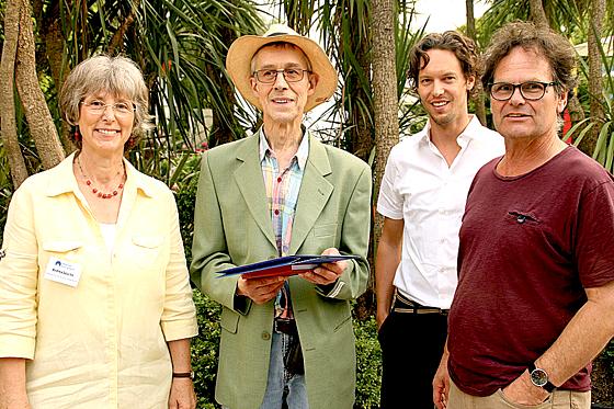 Kursleiterin Andrea Leuchs, Rudolf Zumtobel mit Diplom und die beiden Künstler Gerd Scheuerer und Bernhard Heller. (v.l.)	Foto: MBW