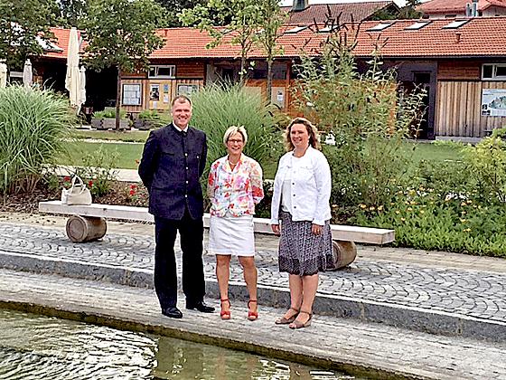 Bürgermeister Stefan Schelle, Vorsitzende Martina Kern und Kerstin Schreyer-Stäblein (MdL).	Foto: CSU