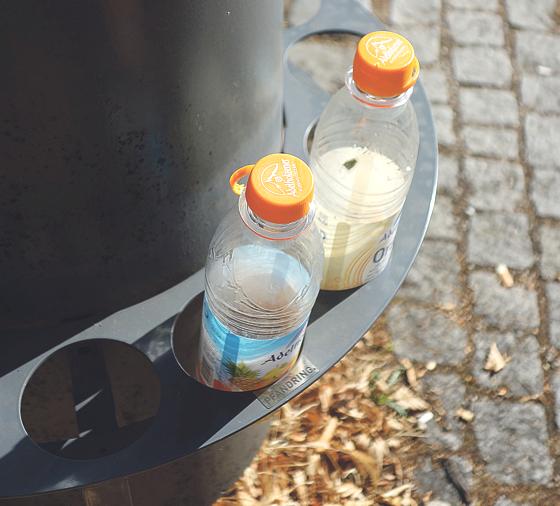 Die Gemeinde hat am S-Bahnhof in Haar jetzt auch Pfandringe um die Mülleimer anbringen lassen. Wer seine Flaschen nicht selbst zum Getränkehändler bringen will, der kann sie dort abstellen.	Foto: Gemeinde Haar