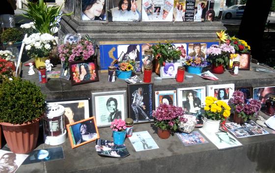 Das Michael Jackson Denkmal am Promenadeplatz wird von unzähligen Fans besucht, auch sechs Jahre nach seinem Tod wird MJ verehrt.	Foto: Soir