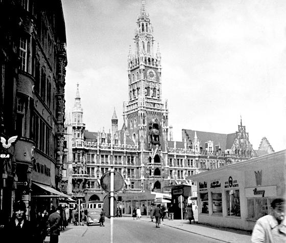 Der Blick aus der Rosenstraße auf das Rathaus ist längst deutlich eingeschränkter als im Moment dieser Fotografie. Mit seinen Bildern hat Herbert Wendling das Leben in der Stadt Jahrzehnte lang porträtiert.	Foto: Herbert Wendling