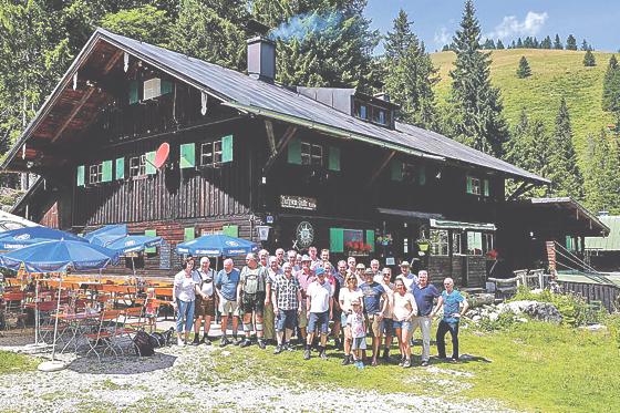 Florian Hahn MdB mit den Teilnehmern der  Bergwanderung auf der Buchsteinhütte im schönen Tegernseer-Tal. 	Foto: MdB