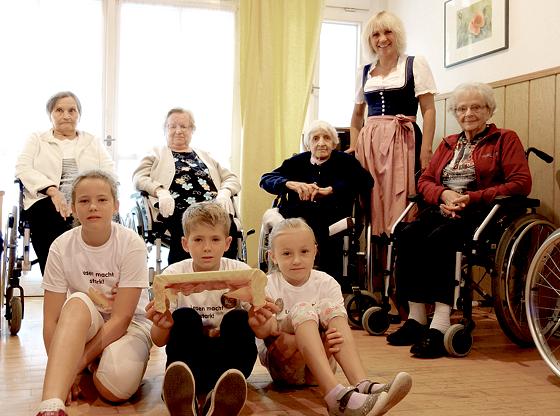 Die Haarer Ferienkinder besuchten die Bewohner im Maria-Stadler-Haus zum vorlesen. 	Foto: Gemeinde Haar