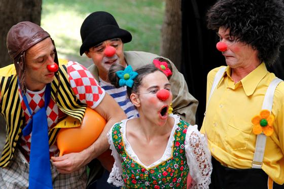 Für Flüchtlinge in Kriegsgebieten und in deutschen Lagern spielen die »Clowns ohne Grenzen«. Es entstehen bewegende Bilder.	Foto: VA