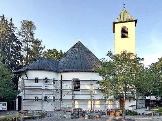 Die Außenfassade von St. Otto wird fleißig für die Baumaßnahme eingerüstet. 	Foto: privat