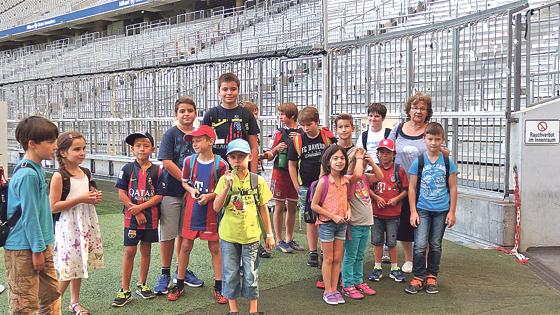 Im Rahmen des Kirchseeoner Ferienprogramms  besuchten 16 Kids die Allianz Arena.	Foto: privat