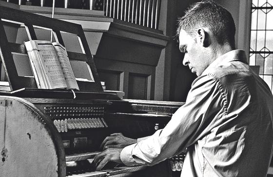 Michael Roth an der Orgel. Foto: Peschel-Findeisen