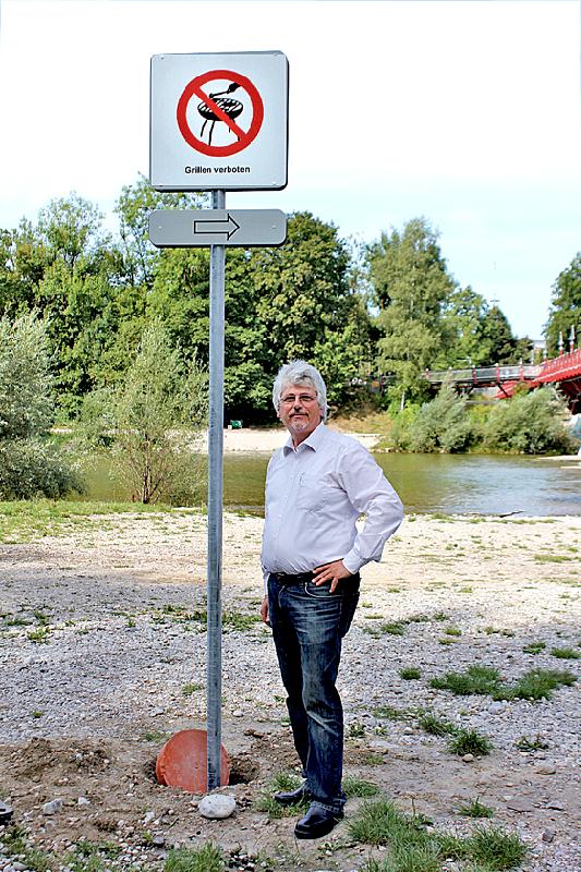 Für Stadtrat Hans-Dieter Kaplan ist die gut sichtbare Ausweisung von Grill- und Verbotszonen ein Erfolg.	Foto: SPD
